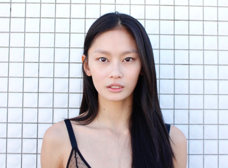 1570762000poraloid_jolieface1