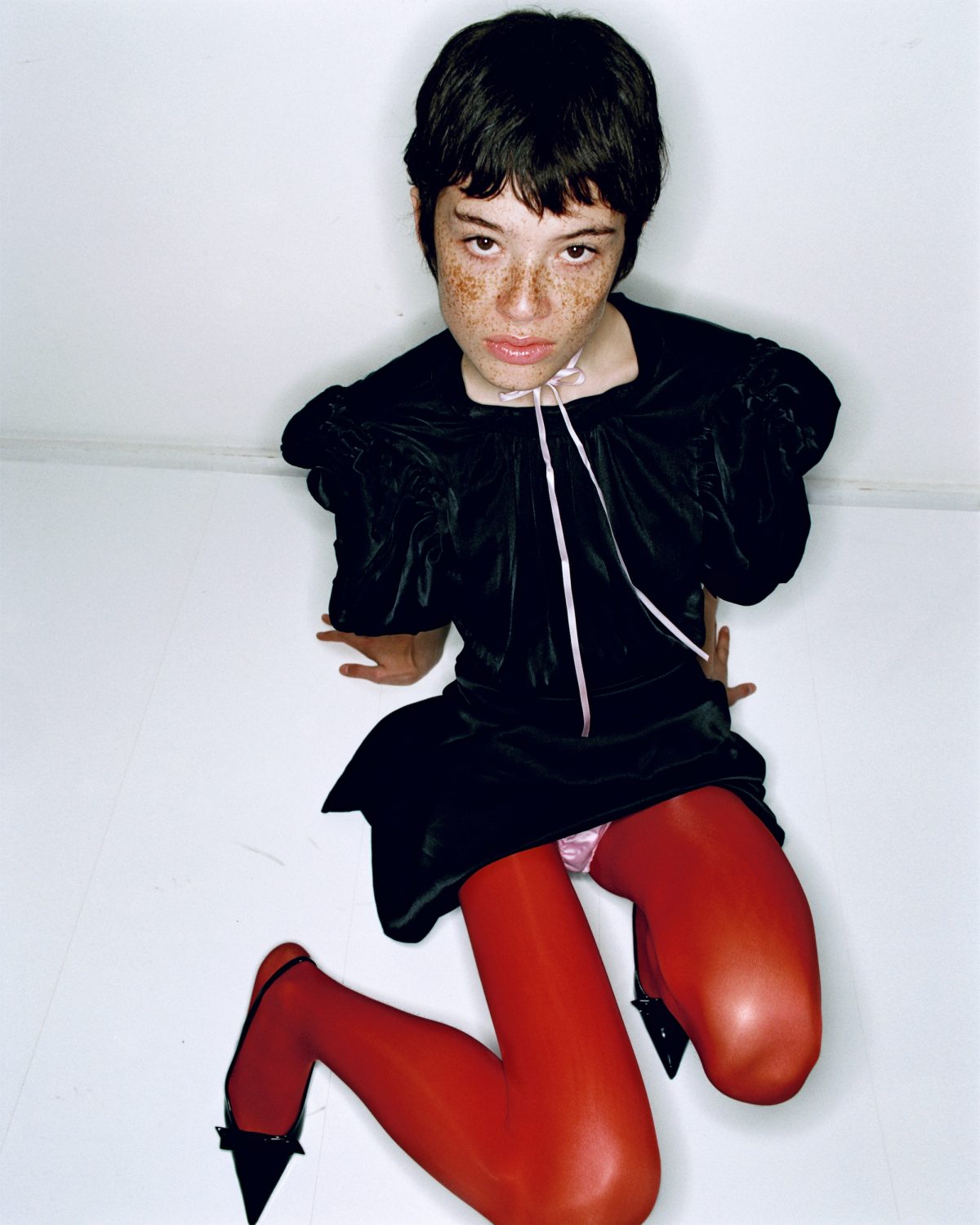 r1-07510-0006_anyaholdstock