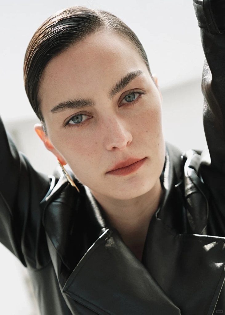 gallery_model_jpbdxcf73tzi