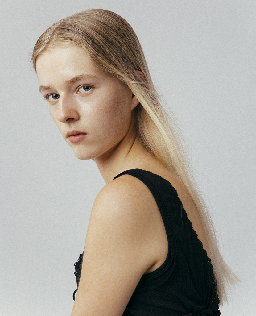 gallery_model_oanjdcmp4r0v